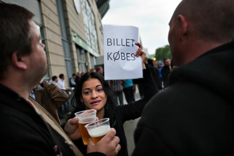 Sideli Gonzales indleder den tilsyneladende håbløse jagt på en billet. Hun er dog mere heldig end så mange andre. 