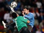 Egyptens målmand Essam El Hadary blev den store helt i sejren over Italien. Samtidig med kampen udnyttede tyve, at spillernes hotelværelser stod tomme. 