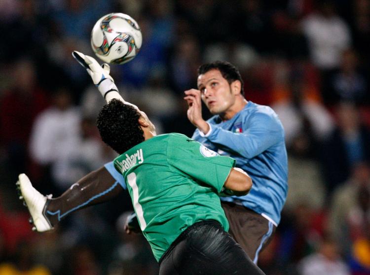 Egyptens målmand Essam El Hadary blev den store helt i sejren over Italien. Samtidig med kampen udnyttede tyve, at spillernes hotelværelser stod tomme. 