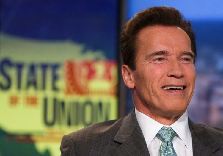 Californiens Guvernør Arnold Schwarzenegger sender et par metaltyrenosser til sin politiske modstander med beskeden om, at han vil få brug for et ordentligt par, når de skal forhandle. Arkivfoto. 