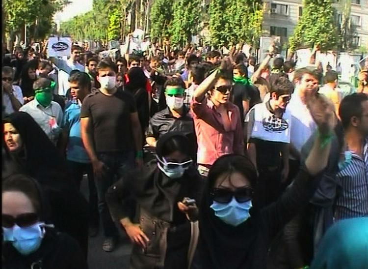 Et billede fra en amatørvideo viser tilslutningen til en demonstration i Teheran i tirsdags. 