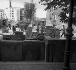 Muren blev opført den 13. august 1961, men blev først til en egentlig befæstet mur i 1962. Den lå som en jernring omkring det frie Vestberlin midt inde i den sovjetiske besættelseszone. Den var i sin rundkreds 165,7 kilometer lang. Der var flere stærkt bevogtede grænseovergange mellem Øst- og Vestberlin. Polfoto 