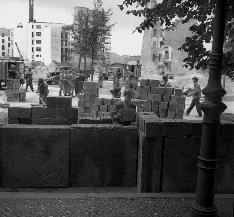 Muren blev opført den 13. august 1961, men blev først til en egentlig befæstet mur i 1962. Den lå som en jernring omkring det frie Vestberlin midt inde i den sovjetiske besættelseszone. Den var i sin rundkreds 165,7 kilometer lang. Der var flere stærkt bevogtede grænseovergange mellem Øst- og Vestberlin. Polfoto 