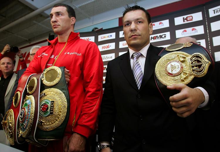 De to sværvægtsboksere Vladimir Klitschko (tv) og Ruslan Tjagaev viser deres bælter frem før kampen i aften. 