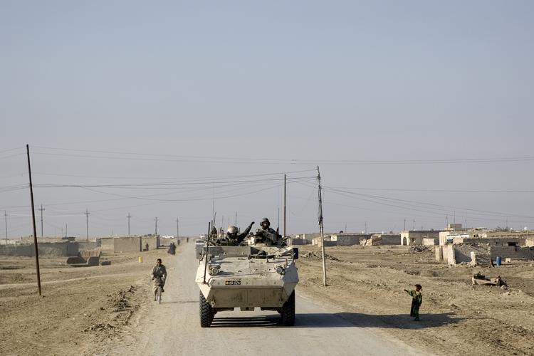 Det var sådan en pansret piranha-mandskabsvogn, som blev ramt af vejsidebomben i dag. Billedet er fra Irak, hvor danske soldater også brugte den slags køretøjer. (Arkivfoto) 
