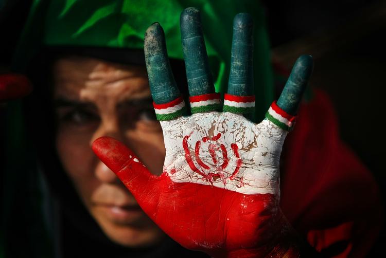 En kvindelig støtte af præsident Ahmadinejad, der blev kåret som vinder efter sidste fredags præsidentvalg. Billedet er taget to dage inden valget. 