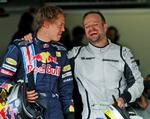 Red Bulls kører, Sebastian Vettel (tv), har vundet retten til pole position, når Formel 1-løbet på Silverstone-banen i England i morgen skydes af. Den brasilianske kører Rubens Barrichello (th) fik næstbedste tid under tidskørslen. 