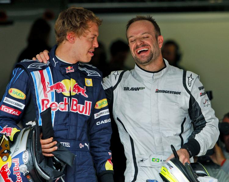 Red Bulls kører, Sebastian Vettel (tv), har vundet retten til pole position, når Formel 1-løbet på Silverstone-banen i England i morgen skydes af. Den brasilianske kører Rubens Barrichello (th) fik næstbedste tid under tidskørslen. 