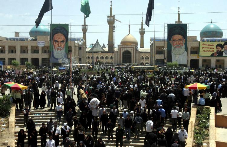 På dette billede fra 4. juni ses afdøde Ayatollah Khomeinis grav, hvor en bombe tidligere i dag eksploderede. 