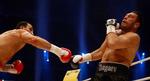 Wladimir Klitschko (tv.) sætter endnu en træffer ind på Ruslan Chagaev. 