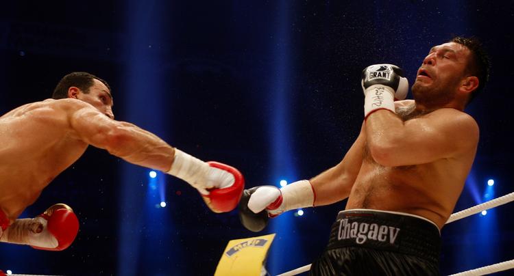 Wladimir Klitschko (tv.) sætter endnu en træffer ind på Ruslan Chagaev. 