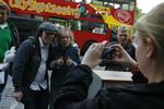 Angus Young lader sig her forevige til fanalbummet på Kgs. Nytorv i København lørdag eftermiddag. Foto: Thomas Lekfeldt 