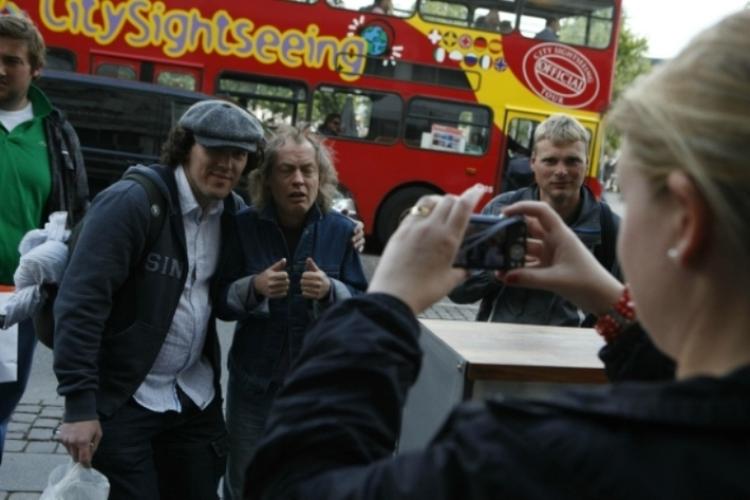 Angus Young lader sig her forevige til fanalbummet på Kgs. Nytorv i København lørdag eftermiddag. Foto: Thomas Lekfeldt 