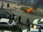 Videoen viser klip fra lørdagens demonstration i Teheran - her har demonstranter sat ild til en motorcykel. CNN melder om 19 døde. Den danske ambassade i Iran har modtaget henvendelser fra borgere, der opfordrer ambassaden til at tage imod sårede. 