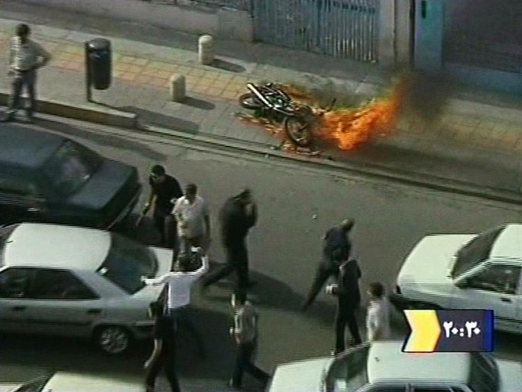 Videoen viser klip fra lørdagens demonstration i Teheran - her har demonstranter sat ild til en motorcykel. CNN melder om 19 døde. Den danske ambassade i Iran har modtaget henvendelser fra borgere, der opfordrer ambassaden til at tage imod sårede. 