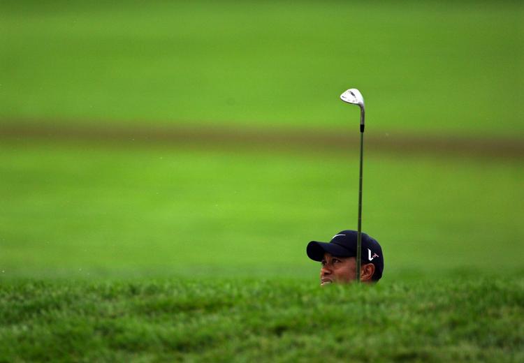 Tiger Woods fanget i en bunker på 12. hul lørdag. 