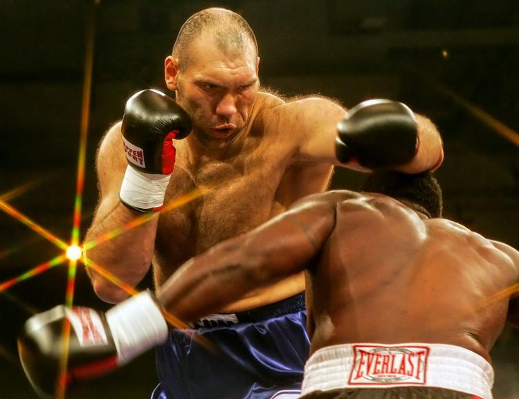 Russeren Nicolai Valuev er 2,13 meter høj. 