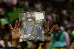 En tilhænger af Irans tidligere præsident Mohammad Khatami holdt et billede af ham under et valgmøde til fordel for den reformvenlige Mir Hossein Mousavi i sidste måned. 