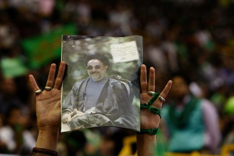 En tilhænger af Irans tidligere præsident Mohammad Khatami holdt et billede af ham under et valgmøde til fordel for den reformvenlige Mir Hossein Mousavi i sidste måned. 