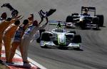 Jenson Button (forrest) og Mark Webber (bagest) ser nu ud til at kunne kæmpe om VM-titlen uden slagsmål mellem deres arbejdsgivere og FIA. Arkivfoto. 