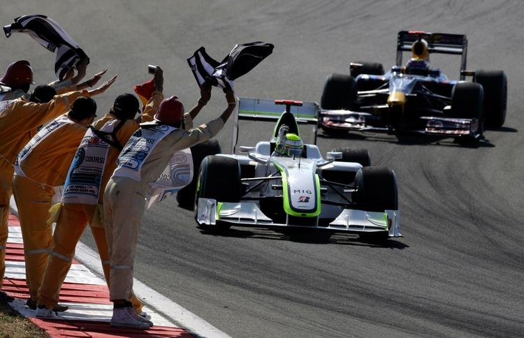 Jenson Button (forrest) og Mark Webber (bagest) ser nu ud til at kunne kæmpe om VM-titlen uden slagsmål mellem deres arbejdsgivere og FIA. Arkivfoto. 