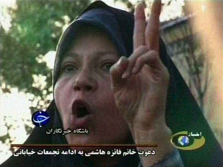 Faezeh Hashemi Rafsanjani, datter af Irans tidligere præsident, taler til en demonstration arrangeret af oppositionen. Billedet er fra det iranske statslige tv (arkivfoto). 