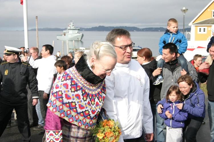 Dronning Margrethe på havnen i Nuuk sammen med Grønlands nye landsstyreformand, Kuupik Kleist. 