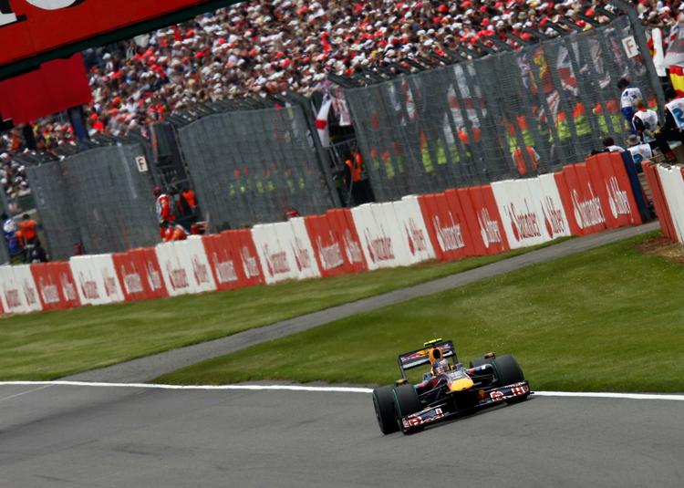 Sebastian Vettel fra Tyskland førte fra start til mål på Silverstone-banen i England. 