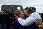 Kærligheden får frit løb under sommersolhverv ved Stonehenge i England. Sommersolhverv er årets længste dag, hvor solen står lodret over den nordlige vendekreds. 