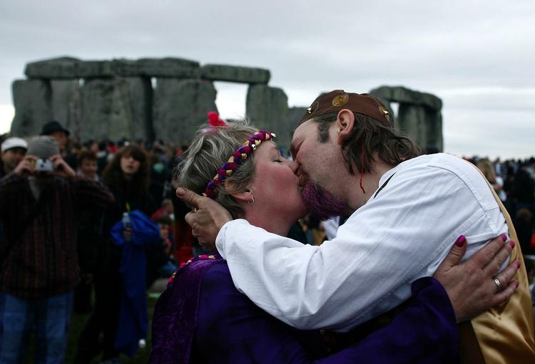 Kærligheden får frit løb under sommersolhverv ved Stonehenge i England. Sommersolhverv er årets længste dag, hvor solen står lodret over den nordlige vendekreds. 