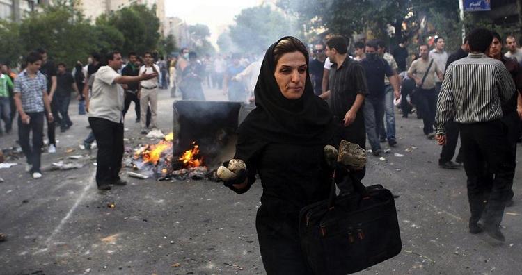Der kommer kun få billeder ud fra Iran. Billedet her er fra lørdagens demonstration i Teheran. 