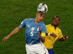 Det italienske forsvar stod ikke specielt godt i kampen mod Brasilien søndag, men her dukker Fabio Cannavaro op i tide foran Robinho. 