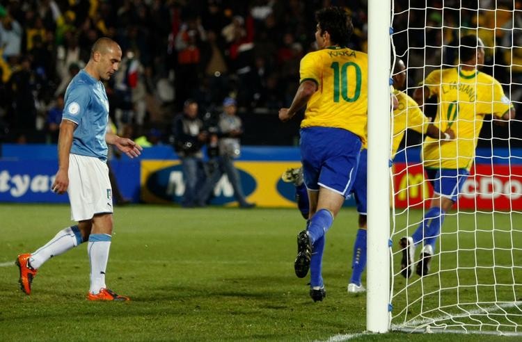 Luis Fabiano sparkede 2-0-målet ind efter Kaka og Robinho havde kombineret sig forbi det italienske forsvar. 