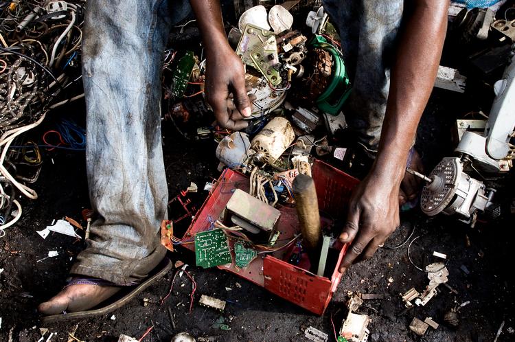I mange ulande står skraldsamlere og brænder elektronikaffald af for at få fat i det kobber, der er i. Kobberet sælges for nogle få kroner kiloet. Men affaldet indeholder giftige tungmetaller. Foto: Kate Davison/Greenpeace 
