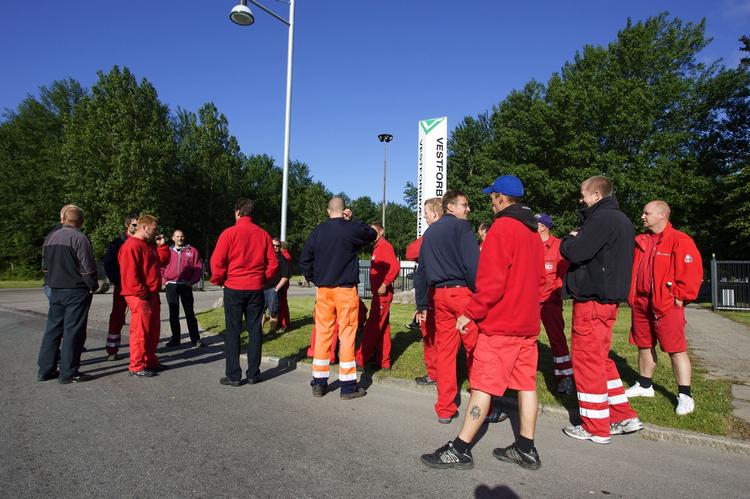 Strejkende skraldemænd tog forleden opstilling foran Vestforbrændingen. Nu optrappes konflikten. Arkiv. 