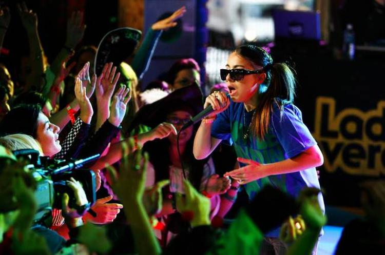 Den engelske rapper Lady Sovereign ankom med et brag for et par år siden, men med sit andet album lander hun i en pæn, blød og tam pop. Her ses hun i 2006 under en MTV-koncert i New York.  Foto: Jason DeCrow/AP 