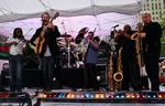 The Dave Matthews Band er ude med musikalsk veloplagt album. Her til koncert i NBC 'Today' i New York 5. juni. 