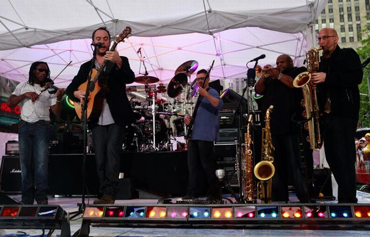The Dave Matthews Band er ude med musikalsk veloplagt album. Her til koncert i NBC 'Today' i New York 5. juni. 