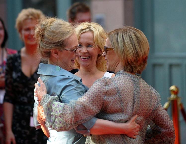Meryl Streep (tv.) giver en krammer til de to Abba-sangerinder,  Agnetha Faltskog og Anni-Frid Reuss (th.) ved premieren på Mamma Mia. 