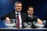 Uefas generalsekretær David Taylor (tv) var med til at styre dagens lodtrækning til de første to runder i Champions League. (Arkiv) 