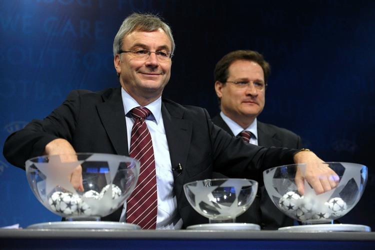 Uefas generalsekretær David Taylor (tv) var med til at styre dagens lodtrækning til de første to runder i Champions League. (Arkiv) 