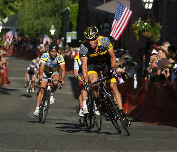 Lance Armstrong nærmer sig Tour de France-formen, hvilket han viste ved at vinde et gadeløb i USA. 