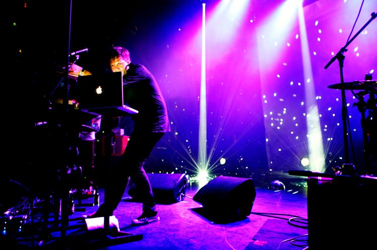 Den elektroniske musik drøner fremad, og f.eks. har Trentemøller, der her ses ved en tidligere koncert  i Vega, fået torsdag nat til at folde sig  ud på Roskilde Festivals Orange Scene. Foto: Thomas Borberg 