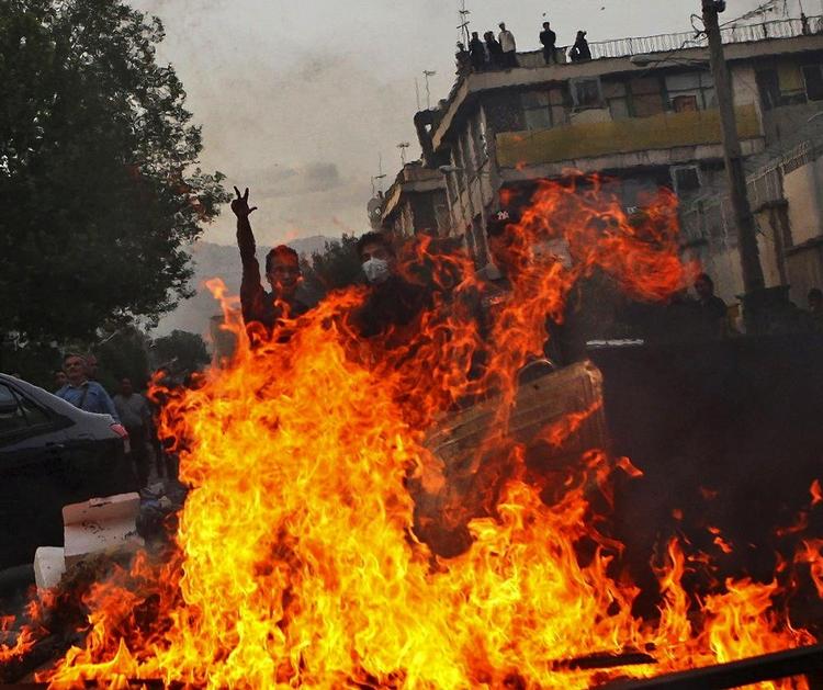 Optøjer i Teherans gader bliver fotografeter og lagt ud på internettet. Nu truer den iranske Revolutionsgarde med at slå ned, hvis aktivisterne fortsætter urolighederne. 