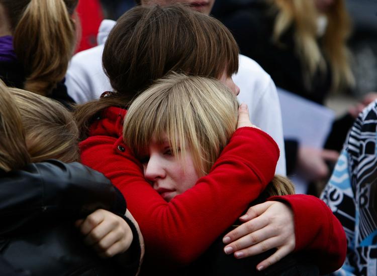Skoleelever foran Albertville skolen i Winnenden i Tyskland, hvor en teenager skød 16 personer i marts. 