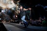 »Pludselig ved man, at der ér en Gud«, refererer B.T. en tilskuer for at have sagt under Brian Johnson og co. rock'n'roll-foredrag i Parken. 