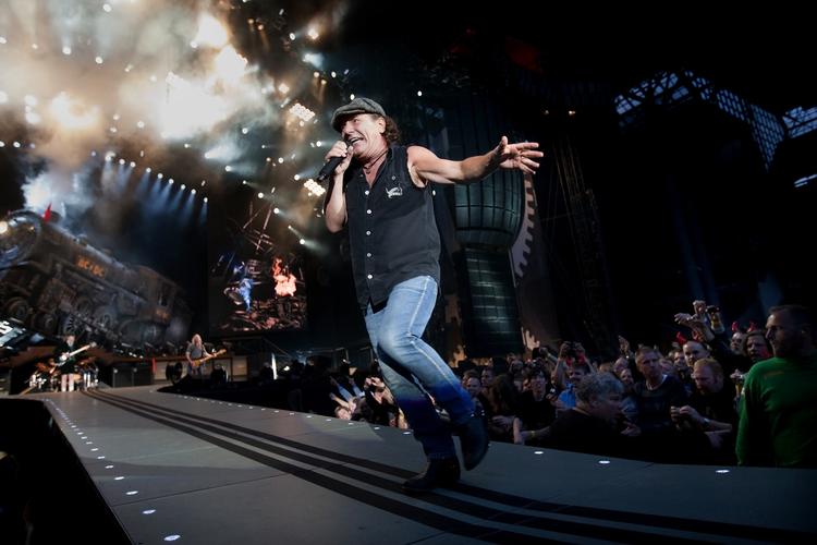 »Pludselig ved man, at der ér en Gud«, refererer B.T. en tilskuer for at have sagt under Brian Johnson og co. rock'n'roll-foredrag i Parken. 