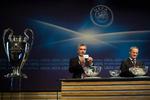 Uefas generalsekratær (tv) var med til at trække lod om, hvilke hold der skal møde hinanden i Europa League. (Arkiv) 