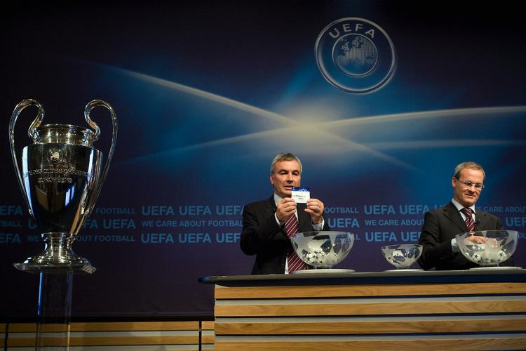 Uefas generalsekratær (tv) var med til at trække lod om, hvilke hold der skal møde hinanden i Europa League. (Arkiv) 