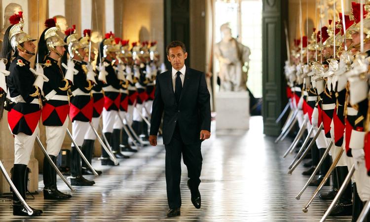 »Vi kan ikke acceptere i vort land at have kvinder, som er fanger bag net, som er afskåret fra socialt liv og frataget identitet«, siger Nicolas Sarkozy. 